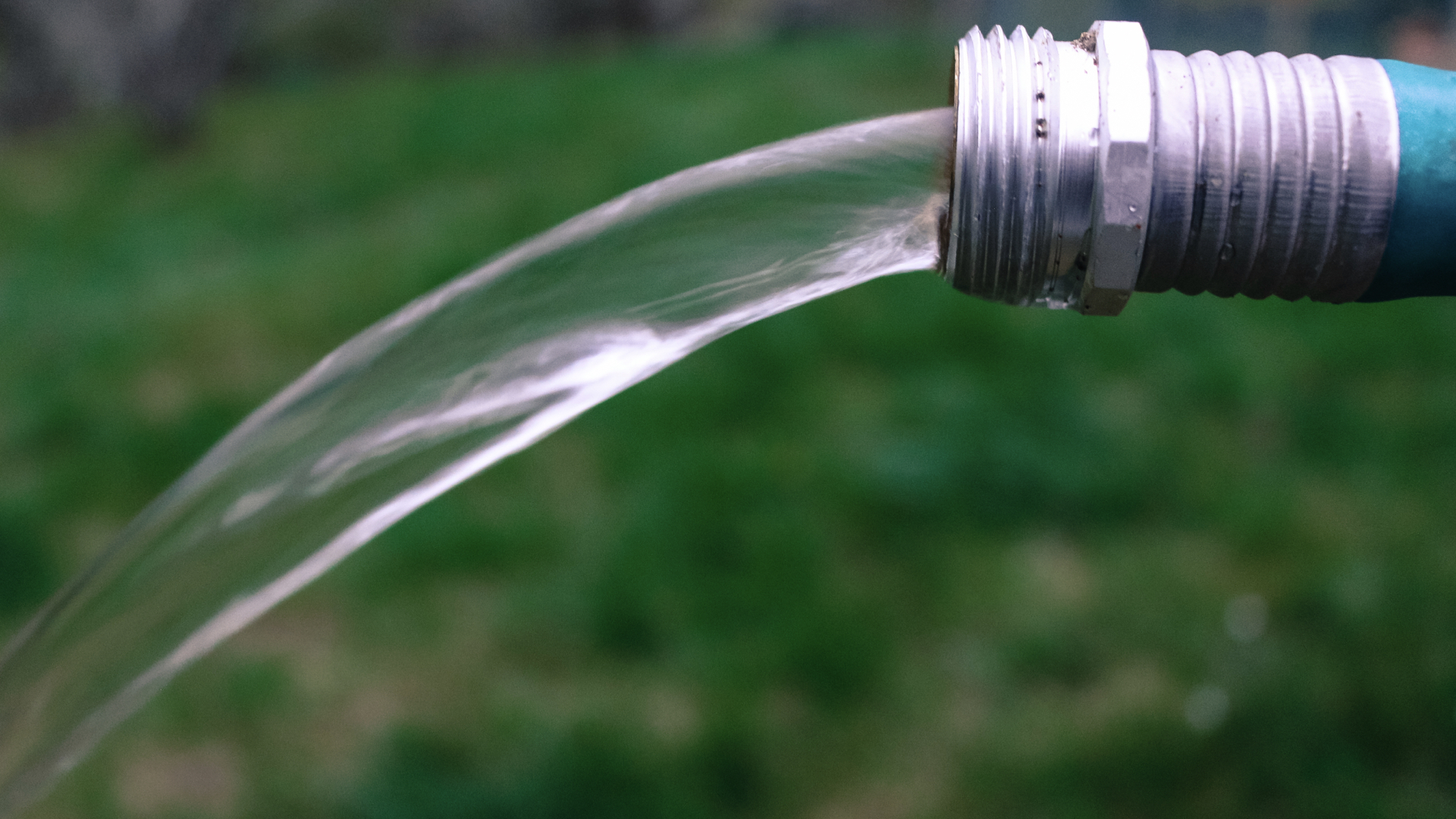 Water to drink every day. Вода из шланга. Струйка воды. Питьевая вода из шланга. Вода льется из шланга.