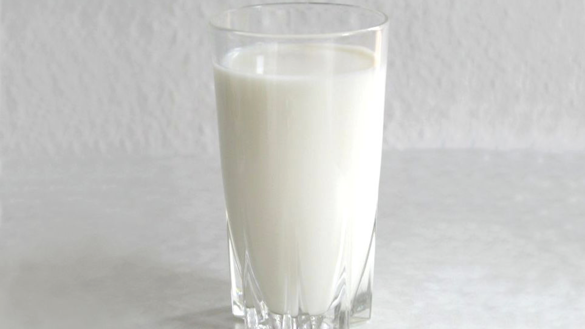 Скисшее молоко в стакане