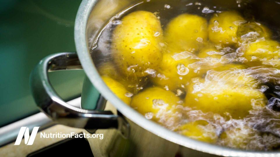 batatas cozidas em uma panela