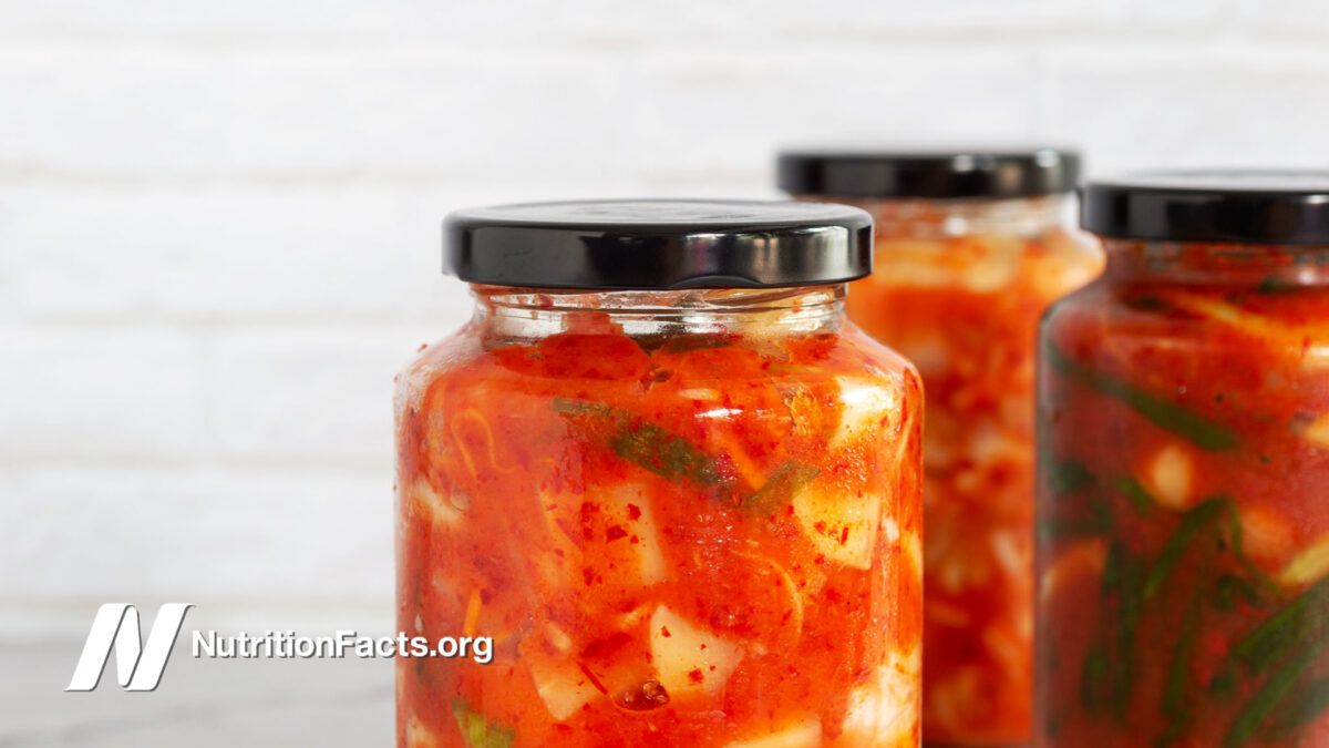 kimchi casero en botes de cristal en una cocina blanca