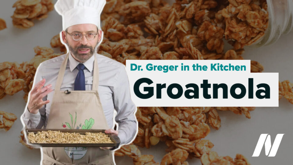 Dr. Greger segurando a bandeja de cozimento com groatnola